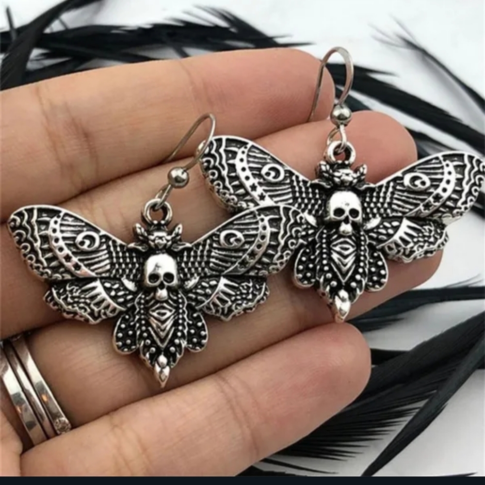 NWT Adorable Boho Goth Silver Death's Head Moth Earrings! - Picture 4 of 10